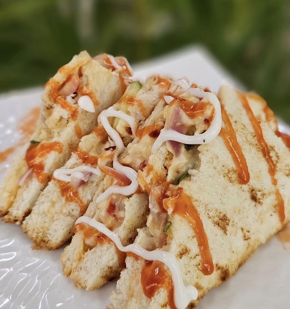 Grilled veg sandwich with sauces
